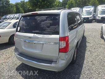 2011 Chrysler Town & Country Touring 121.2" WB – miniatura 3