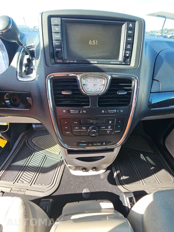 2011 Chrysler Town & Country Touring 121.2" WB - miniatura 17