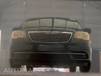 2011 Chrysler Town & Country Touring 121.2" WB - miniatura 3