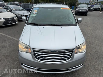 2011 Chrysler Town & Country Touring 121.2" WB - miniatura 10