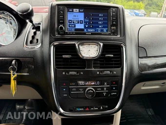 2011 Chrysler Town & Country Touring 121.2" WB - miniatura 101