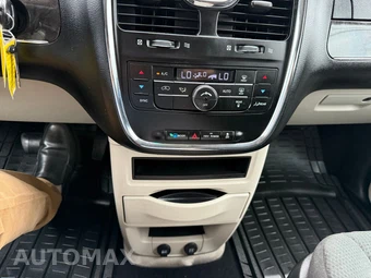 2011 Chrysler Town & Country Touring 121.2" WB - miniatura 102