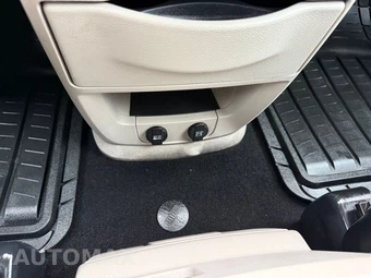 2011 Chrysler Town & Country Touring 121.2" WB - miniatura 104
