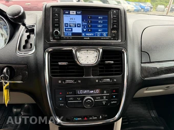2011 Chrysler Town & Country Touring 121.2" WB - miniatura 108