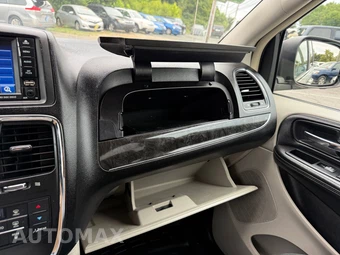2011 Chrysler Town & Country Touring 121.2" WB - miniatura 109