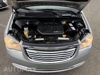 2011 Chrysler Town & Country Touring 121.2" WB - miniatura 112