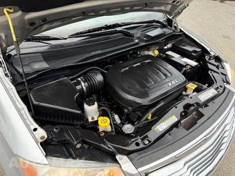 2011 Chrysler Town & Country Touring 121.2" WB - miniatura 119