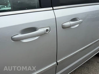2011 Chrysler Town & Country Touring 121.2" WB - miniatura 13
