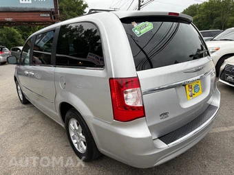 2011 Chrysler Town & Country Touring 121.2" WB - miniatura 131