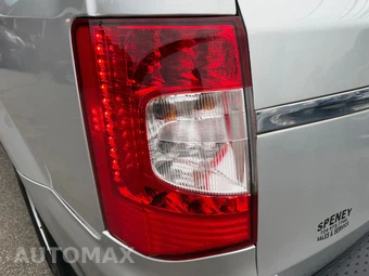 2011 Chrysler Town & Country Touring 121.2" WB - miniatura 132