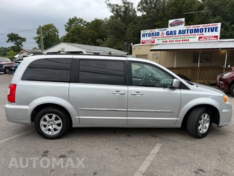 2011 Chrysler Town & Country Touring 121.2" WB - miniatura 16
