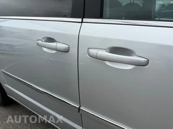 2011 Chrysler Town & Country Touring 121.2" WB - miniatura 18