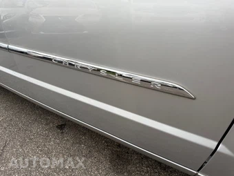 2011 Chrysler Town & Country Touring 121.2" WB - miniatura 19
