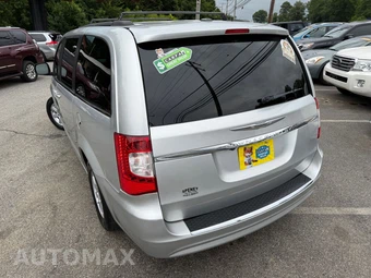2011 Chrysler Town & Country Touring 121.2" WB - miniatura 21