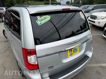 2011 Chrysler Town & Country Touring 121.2" WB - miniatura 23