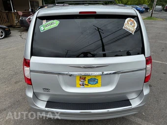 2011 Chrysler Town & Country Touring 121.2" WB - miniatura 25