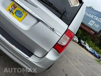 2011 Chrysler Town & Country Touring 121.2" WB - miniatura 27