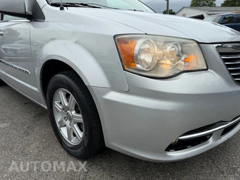 2011 Chrysler Town & Country Touring 121.2" WB - miniatura 32