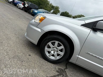 2011 Chrysler Town & Country Touring 121.2" WB - miniatura 38
