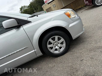 2011 Chrysler Town & Country Touring 121.2" WB - miniatura 40