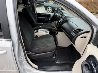 2011 Chrysler Town & Country Touring 121.2" WB - miniatura 42