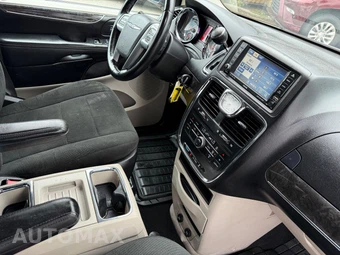 2011 Chrysler Town & Country Touring 121.2" WB - miniatura 47
