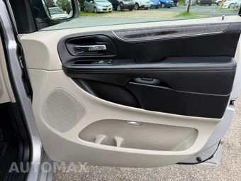 2011 Chrysler Town & Country Touring 121.2" WB - miniatura 49