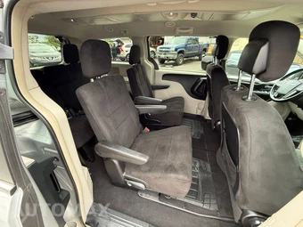 2011 Chrysler Town & Country Touring 121.2" WB - miniatura 52