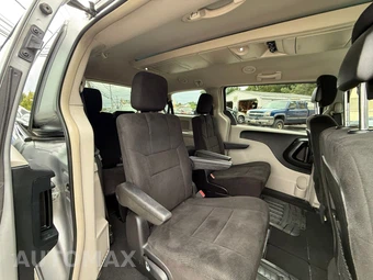 2011 Chrysler Town & Country Touring 121.2" WB - miniatura 53
