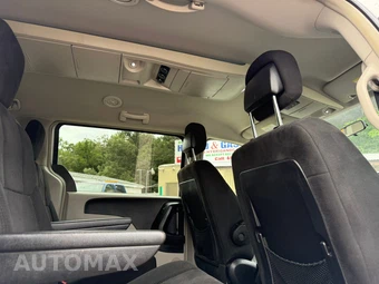 2011 Chrysler Town & Country Touring 121.2" WB - miniatura 55