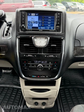 2011 Chrysler Town & Country Touring 121.2" WB - miniatura 64