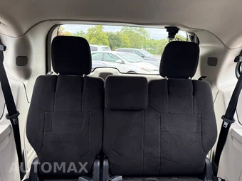 2011 Chrysler Town & Country Touring 121.2" WB - miniatura 70
