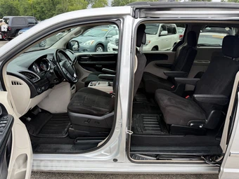 2011 Chrysler Town & Country Touring 121.2" WB - miniatura 72
