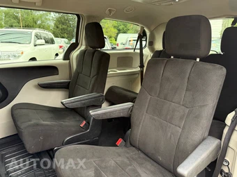 2011 Chrysler Town & Country Touring 121.2" WB - miniatura 74