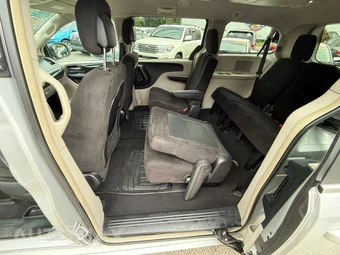 2011 Chrysler Town & Country Touring 121.2" WB - miniatura 79