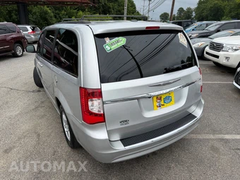 2011 Chrysler Town & Country Touring 121.2" WB - miniatura 8
