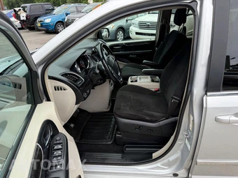 2011 Chrysler Town & Country Touring 121.2" WB - miniatura 80