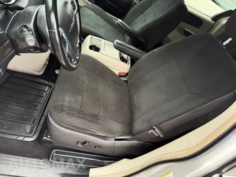2011 Chrysler Town & Country Touring 121.2" WB - miniatura 81