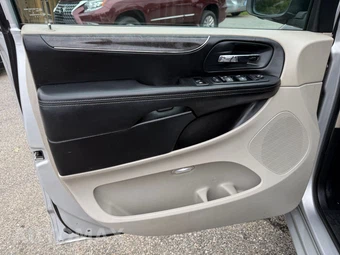 2011 Chrysler Town & Country Touring 121.2" WB - miniatura 84