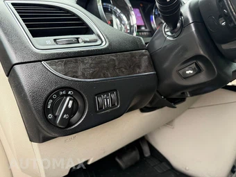 2011 Chrysler Town & Country Touring 121.2" WB - miniatura 86
