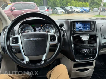 2011 Chrysler Town & Country Touring 121.2" WB - miniatura 93