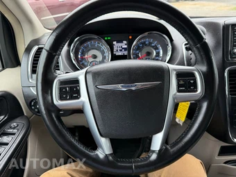 2011 Chrysler Town & Country Touring 121.2" WB - miniatura 95