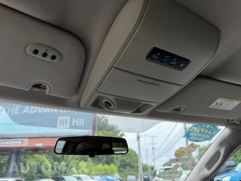 2011 Chrysler Town & Country Touring 121.2" WB - miniatura 98
