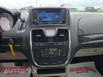 2011 Chrysler Town & Country Touring 121.2" WB - miniatura 10
