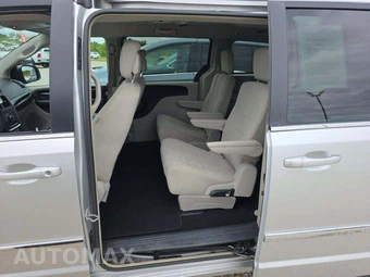 2011 Chrysler Town & Country Touring 121.2" WB - miniatura 13