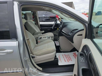 2011 Chrysler Town & Country Touring 121.2" WB - miniatura 19