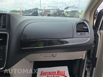 2011 Chrysler Town & Country Touring 121.2" WB - miniatura 20
