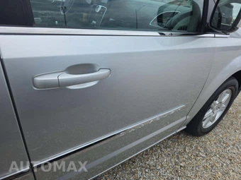 2011 Chrysler Town & Country Touring 121.2" WB - miniatura 26