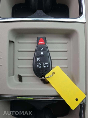 2011 Chrysler Town & Country Touring 121.2" WB - miniatura 8