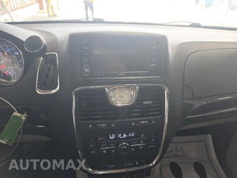 2011 Chrysler Town & Country Touring L 121.2" WB - miniatura 11